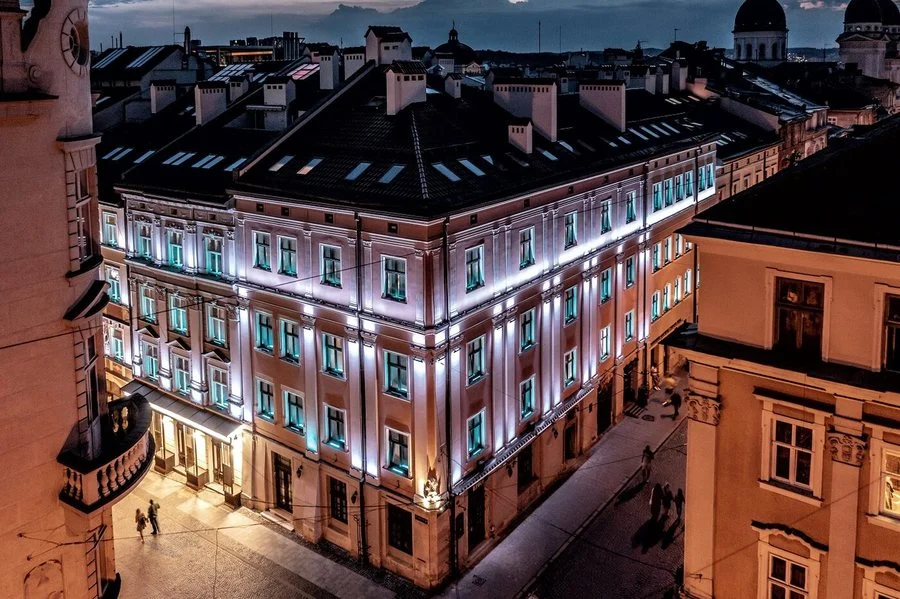 The hotel building in the evening, seen from above