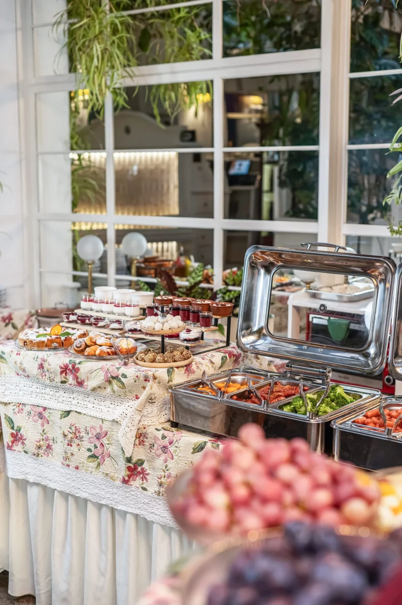 Dishes on the breakfast buffet
